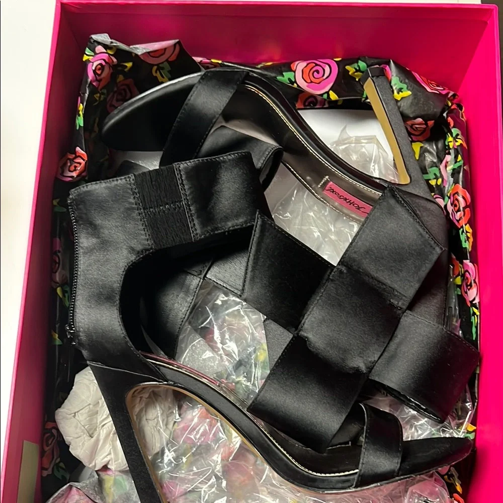 Betsey Johnson FRISKKY Satin Black Bow Heel - Picture 4 of 6